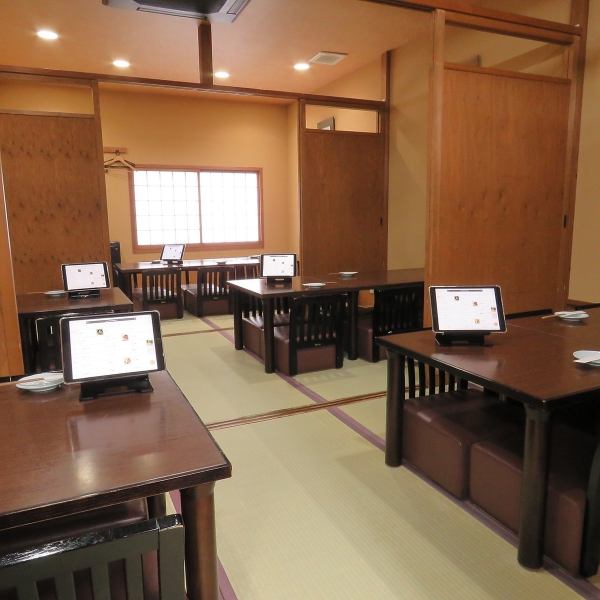 【完全個室でゆったりと】2階には12名様用や8名様用の畳の座敷個室をご用意しております。周囲の騒音を気にすることなく、プライベートな空間でお食事と会話を心ゆくまでお楽しみいただけます。肉厚の座布団と背もたれ付きの座椅子を完備しており、長時間座っていても足が痺れず、最後まで快適にお過ごしいただけます。