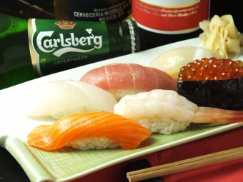 A set (medium fatty tuna, white meat, sweet shrimp, salmon, scallops, salmon roe)