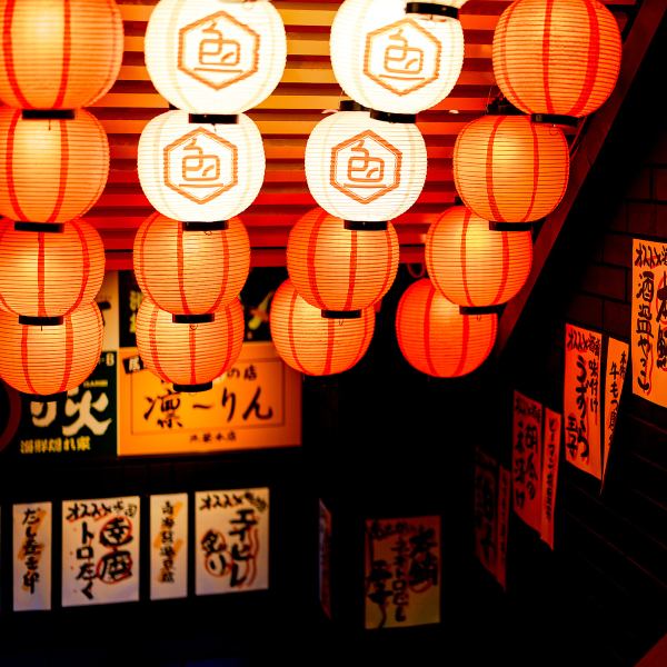 カジュアルな接待やお仲間内でしっぽりと宴会・お食事・お酒が楽しめるテーブル席でどうぞ!2名様の少人数から団体様までのお席を多数ご用意しております!お席を繋げれば団体様でもテーブル席でご利用いただけます!会社の部署宴会や打ち上げなどにも最適な空間です!