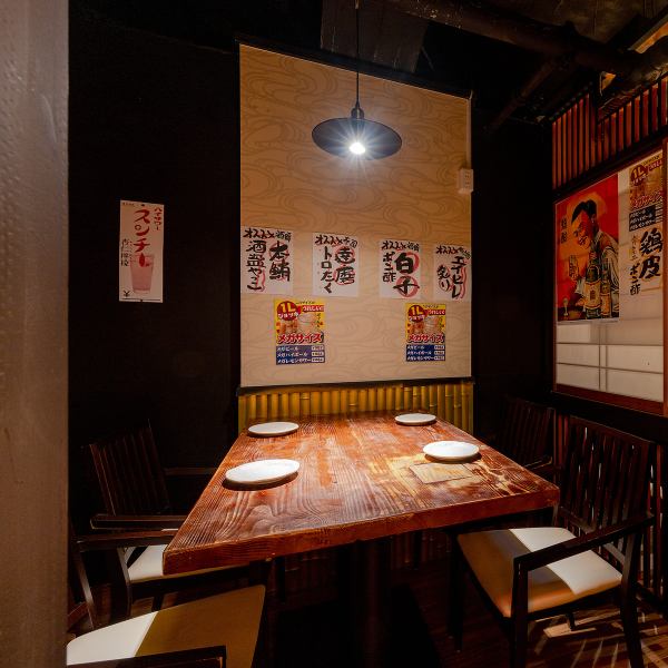 フロア貸切なら個室のようにご利用いただけますので、中規模宴会からもおすすめ!堅くなり過ぎずに宴会・お食事が楽しめる空間です。各フロアのお席は2名様から団体様までご利用可能!カップルやデート、同僚との飲み会などにゆったりとした時間をお過ごしいただけるこだわりの空間!