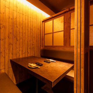 少人数様向けテーブル席！お仕事帰りの一杯や、デートなどにも気軽に使えるお席です！人数様に合わせてレイアウト変更可能です◎当日予約・お席のみのご予約も大歓迎ですのでお気軽にご来店ください！席のみ予約にもお得なクーポンを多数ご用意しております！ぜひご利用ください★