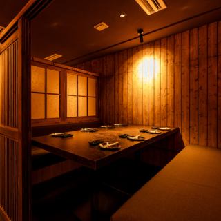 カジュアルな接待やお仲間内でしっぽりと宴会・お食事・お酒が楽しめるテーブル席でどうぞ！2名様の少人数から団体様までのお席を多数ご用意しております！お席を繋げれば団体様でもテーブル席でご利用いただけます！会社の部署宴会や打ち上げなどにも最適な空間です！