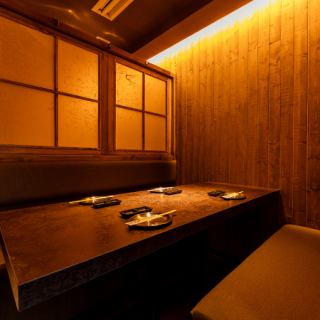 少人数様での飲み会に最適なテーブル席！優しく灯る間接照明が和モダンな雰囲気を演出してくれます！飲み会や女子会、合コンにもおすすめですのでぜひご利用ください！団体様向けのお席もご用意しております！貸切・ご予算・ご人数のご相談もお気軽にお問い合わせください！当日のご予約もOK♪