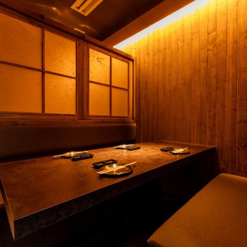 少人数様での飲み会に最適なテーブル席！優しく灯る間接照明が和モダンな雰囲気を演出してくれます！飲み会や女子会、合コンにもおすすめですのでぜひご利用ください！団体様向けのお席もご用意しております！貸切・ご予算・ご人数のご相談もお気軽にお問い合わせください！当日のご予約もOK♪