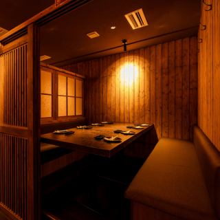 グループでの飲み会や宴会におすすめのテーブル席！仲間内での飲み会や宴会に最適なテーブル席！お仕事帰りに会社の同僚とサクッと飲みたい時、女子会などにも気軽に使えるお席です！ゆったりとした空間で当店自慢の料理と美味しいお酒をお楽しみください！お席のご相談やご希望などもお気軽にお問い合わせください！