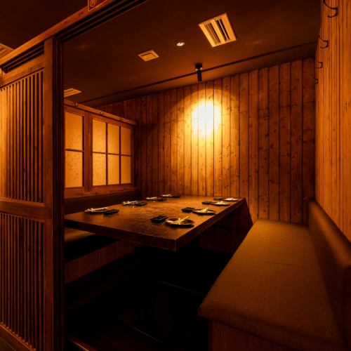 グループでの飲み会や宴会におすすめのテーブル席！仲間内での飲み会や宴会に最適なテーブル席！お仕事帰りに会社の同僚とサクッと飲みたい時、女子会などにも気軽に使えるお席です！ゆったりとした空間で当店自慢の料理と美味しいお酒をお楽しみください！お席のご相談やご希望などもお気軽にお問い合わせください！