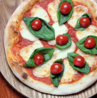 Neapolitan classic pizza margherita / quattro fromage of 4 kinds of cheese and honey
