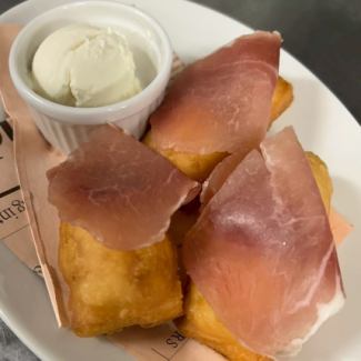 生ハムとイタリア風揚げパン