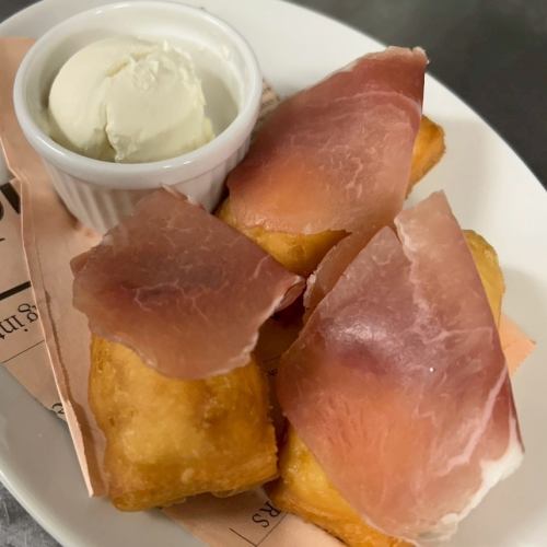 生ハムとイタリア風揚げパン