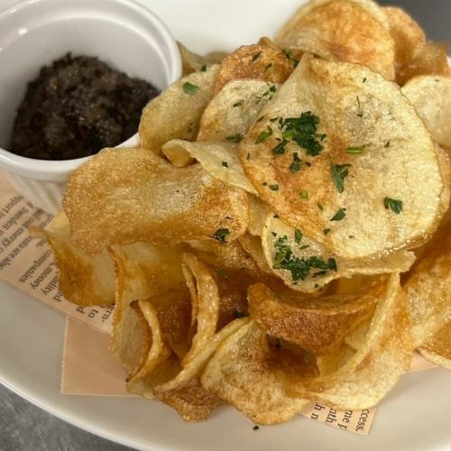 Potato chips with truffle sauce
