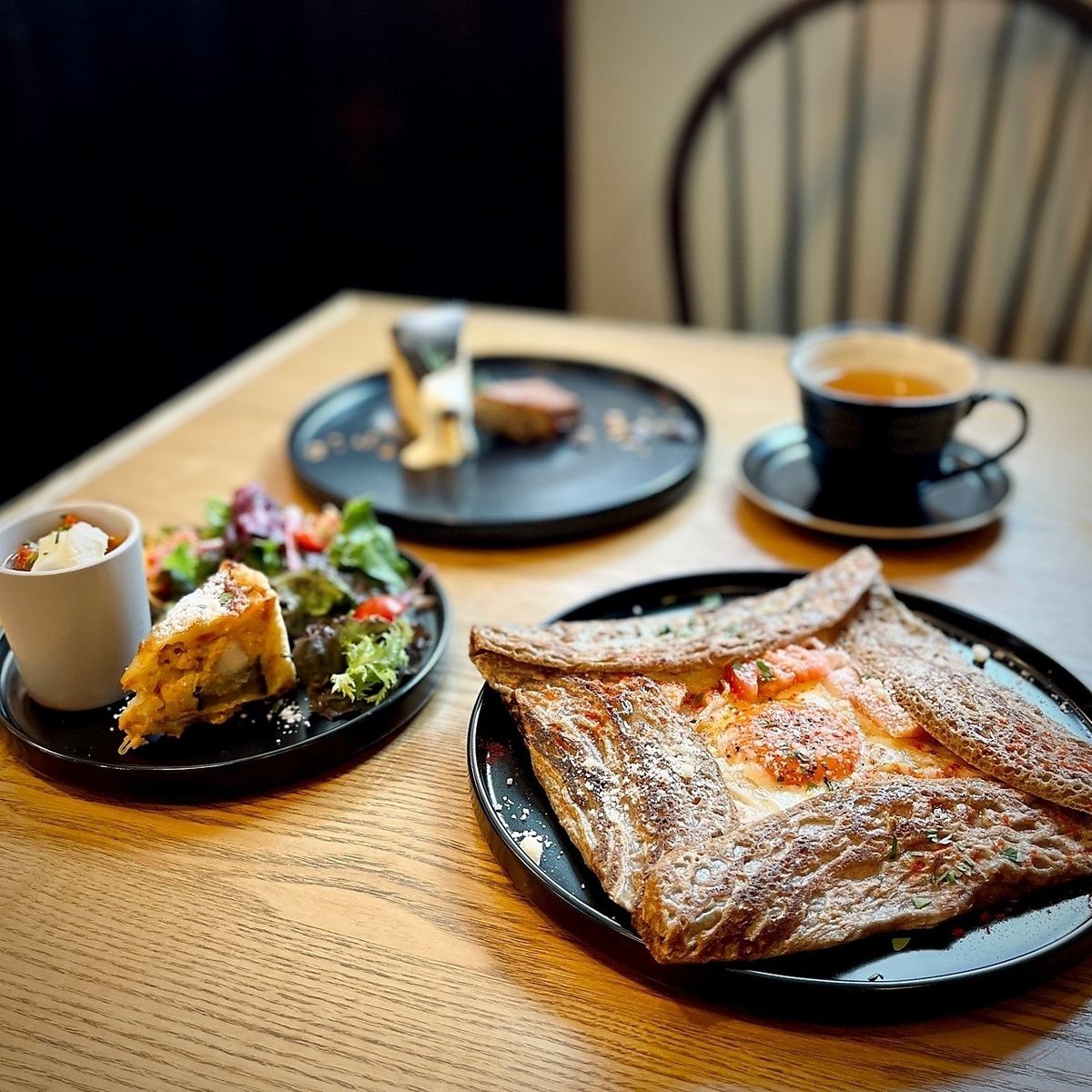 A hideaway cafe with delicious "100% buckwheat galette" and "dessert"