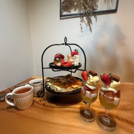 Strawberry Afternoon Tea Set 3,600 yen (tax included)