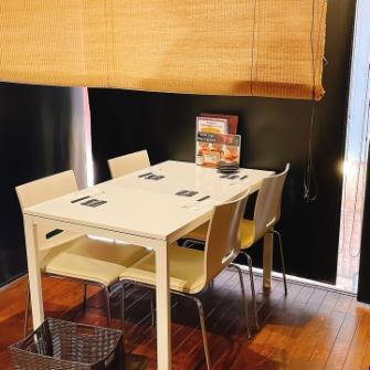 【周りが気にならないパーテーション】お席同士が区切られているため、隣り合っていても、お客様のプライベート感をお守りします。また、長野駅より徒歩約2分の好立地◎遠方からのお客様にも◎地元・信州の名産を使用した様々なメニューがお楽しみいただけます♪