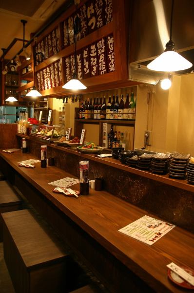 お1人様からご利用いただけるカウンター席をご用意♪当店はお1人様でも気軽に入れる暖かい雰囲気が自慢です☆落ち着いたカウンター席で美味しい料理とお酒をお楽しみいただければ日々の疲れもあっという間に無くなりますよ☆