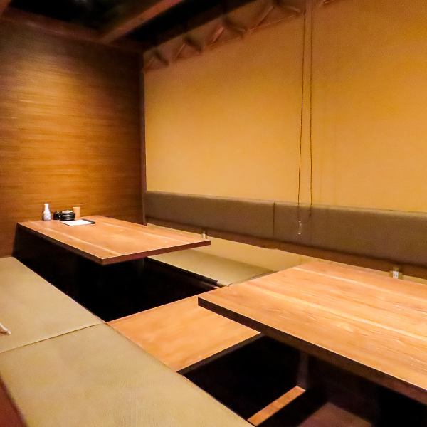大型宴会向けの掘りごたつ席を完備。団体様でも横並びでゆったり座れるレイアウトなので、大人数の宴会やパーティーでもストレスなく過ごすことができます！駅近でアクセスも良く、遠方からの参加者にも便利です。居酒屋らしい賑やかな雰囲気と、掘りごたつの落ち着きが絶妙に調和した空間で思い出に残る宴会を演出します。