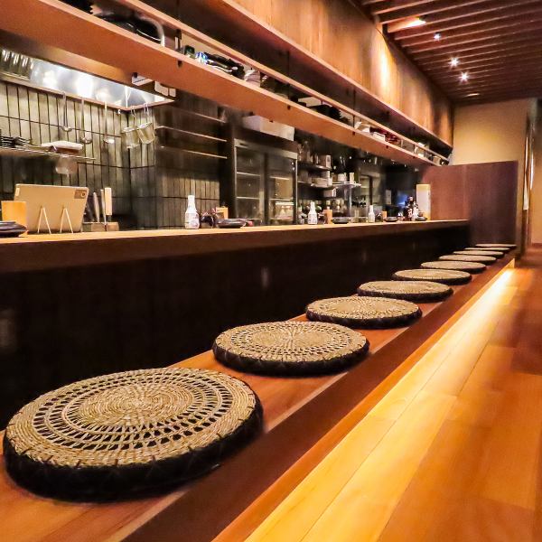 少人数でのご利用に最適なカウンター席を完備しています。おひとり様や少人数のお客様にも居心地の良い空間で、ライブ感溢れるオープンキッチンの調理風景を間近に楽しめるのが魅力◎仲間や家族で並んで座ることもできるレイアウトでプライベートな時間をゆったりと過ごせます♪居酒屋らしい活気に包まれた温かい空間です。