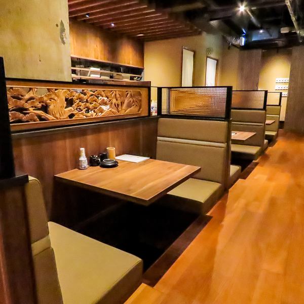 店内外は温かな照明で彩られ、居心地の良さが際立つデザイン。駅から徒歩2分とアクセス抜群なので、仕事帰りやお出かけ前にも便利です★掘りごたつやカウンター席が揃い、人数や目的に合わせた席選びが可能。団体様はもちろん、おひとり様や少人数にも利用しやすく、どのシーンにもフィットします！ぜひご利用ください。