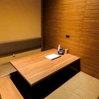 少人数でもゆったりとお座りいただける掘りごたつ席を完備しております