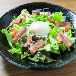 炙りベーコンと温玉のシーザーサラダ