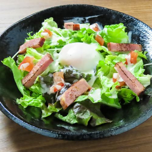 炙りベーコンと温玉のシーザーサラダ