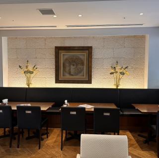 宽敞的餐桌座位非常适合与朋友或家人一起用餐。在轻松的氛围中一边聊天一边享用正宗的泰国美食。