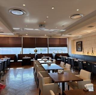 我们还提供了很多可供两人使用的座位，非常适合约会或轻松用餐！