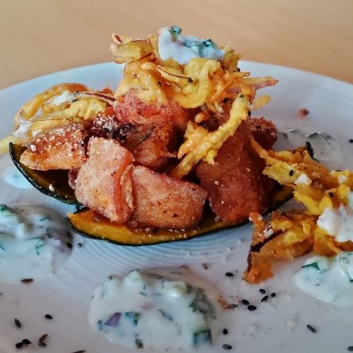 揚げかぼちゃ　オニオンバージ　ダッカ　ヨーグルトソース