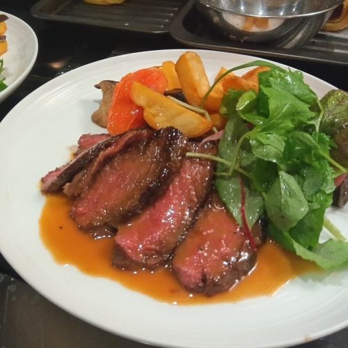 黒毛和牛サガリ（150 g 前後）　ペッパーコーンソース　チップス　ベビーリーフサラダ