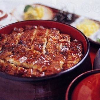 【ちょっと贅沢な1日に】炭火で焼き上げて提供する”上ひつまぶしor上うな重”4,730円(税込)