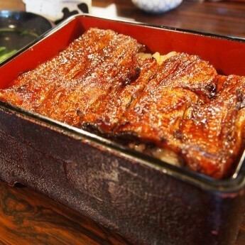 一切の焼きおきをせず、注文ごとに炭火で丁寧に焼き上げる極上のうな重