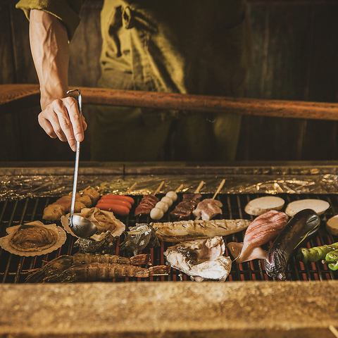 厳選された肉と魚の炉端焼