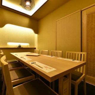 Indirect lighting and a variety of Japanese decorations create a sophisticated and adult space! It is a completely private room with a door, so you can enjoy it without worrying about your surroundings! Relax and relax at our restaurant. Please come and relax♪ (Oden/Izakaya/Honatsugi Station/All-you-can-drink/Completely private room/Seafood/Robatayaki/Yakitori)