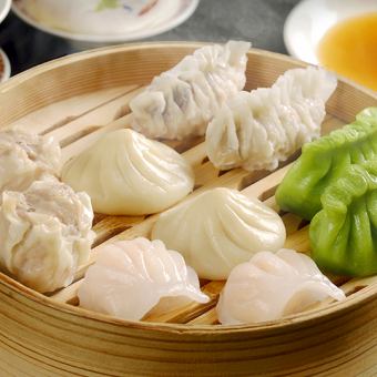 『昼限定食べ放題コース』熟成肉盛りや餃子&小籠包食べ放題含む【2時間飲み放題付/8品/2750円】