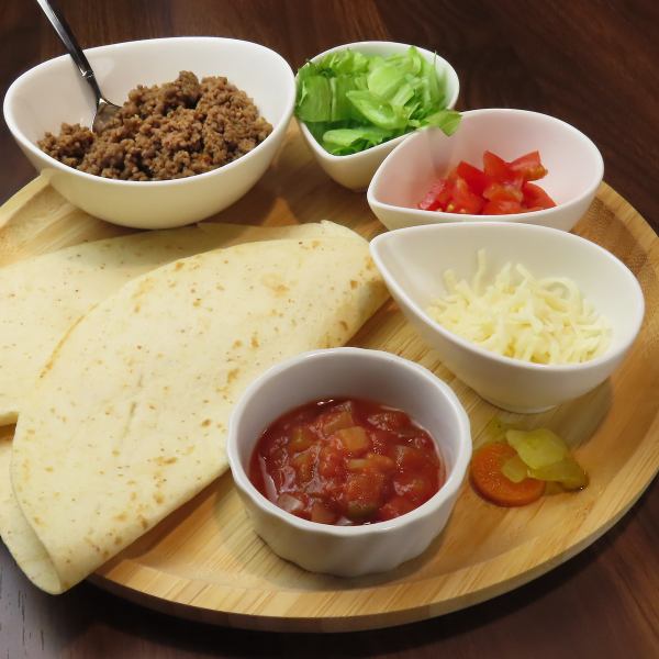 自分好みに楽しむ、セルフ巻きタコス!