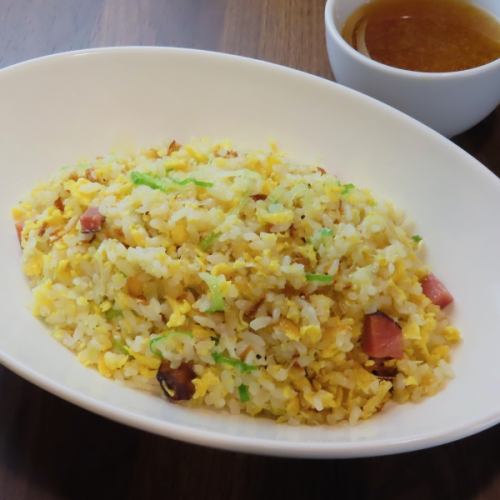 カフェの本気チャーハン&ランチ限定ミニサラダ付き