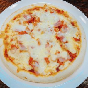 ベーコとトマトンのピザ