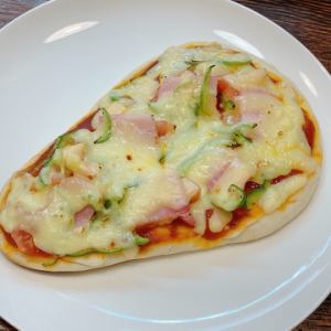 ナンちゃってピザ（ベーコンとトマトorマヨコン）