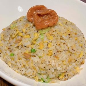 カフェの本気ゆかりチャーハン追い梅入り&ランチ限定ミニサラダ付き