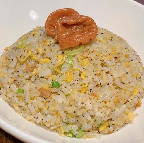 カフェの本気ゆかりチャーハン追い梅入り&ランチ限定ミニサラダ付き