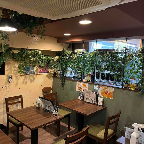 【自分で淹れるコーヒーや自家製ケーキはいかが？】コーヒーの香りを堪能して頂くためにあえてコーヒー豆を挽くところから淹れて頂く体験型コーヒーはただ飲むだけではない楽しさがあり！本格的な器具を使ってバリスタ気分で自分好みのコーヒーをお淹れください。フレンチプレスで淹れる紅茶には自家製ケーキもご一緒に♪