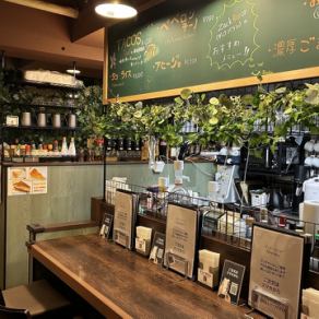 カウンター席では気軽に一人酒もOK。もちろんお食事竹のお客様も大歓迎！