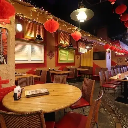 明るく居心地のよい店内で自慢の味をゆったりとお楽しみいただけます。午後のひとときに彩りを添える充実の本格メニューをご用意。お喋りを弾ませながら、特別な日のランチやお昼の集まりを華やかに演出いたします。美味しい料理を囲みながら素敵な時間を過ごせる、おでかけ時にも最適なおすすめの空間です。
