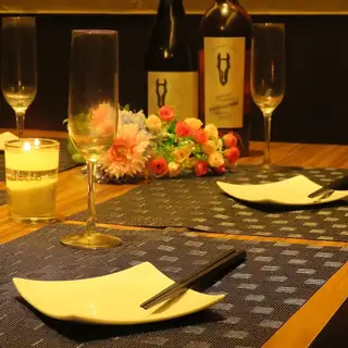 落ち着いた雰囲気の個室のご用意もございます。ご家族でのお食事や友人同士の飲み会に◎周囲を気にせず、お食事をお楽しみいただけます。