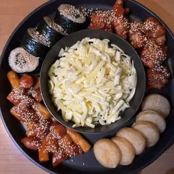 [Kimbap, Cheese Rice Cakes, Chicken, etc. x Cheese Combo] + All-you-can-eat of 40 kinds of Korean food 3500 ⇒ 2500 yen