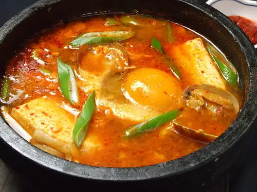 식재료의 맛이 응축된 스프도 맛있는 순두부찌개