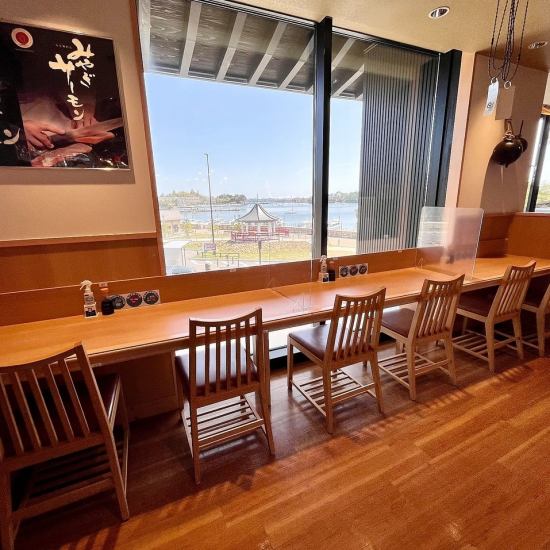 設有開放式吧台座位，您可以一邊品嚐新鮮的海鮮和當地季節性食材，一邊眺望松島的美麗風景。請享受奢華的時光。