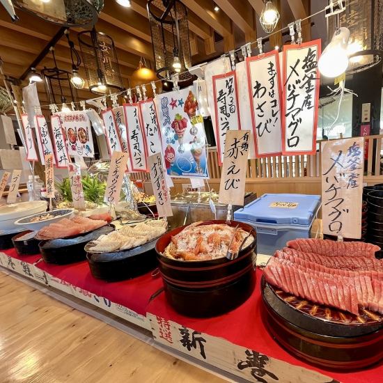 "All-you-can-eat Seaside Matsushima Sashimi Aquarium" offers a wide variety of seafood, including fried oysters, fish soup, and about 30 different toppings, making it a true "Sashimi Aquarium"!