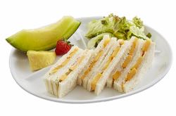 【2位】ズワイガニとマンゴーのサンドイッチ