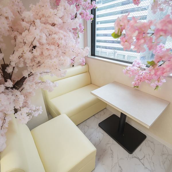 【店内のお花は時期によって変わり、いつ訪れても新鮮な感動をお届けします♪】季節を感じる店内でのお食事で、何度来ても新しい出会いが☆二次会や貸切もご予算に合わせて少人数でもご対応可能です◎ご希望のお客様はお気軽にご相談ください！