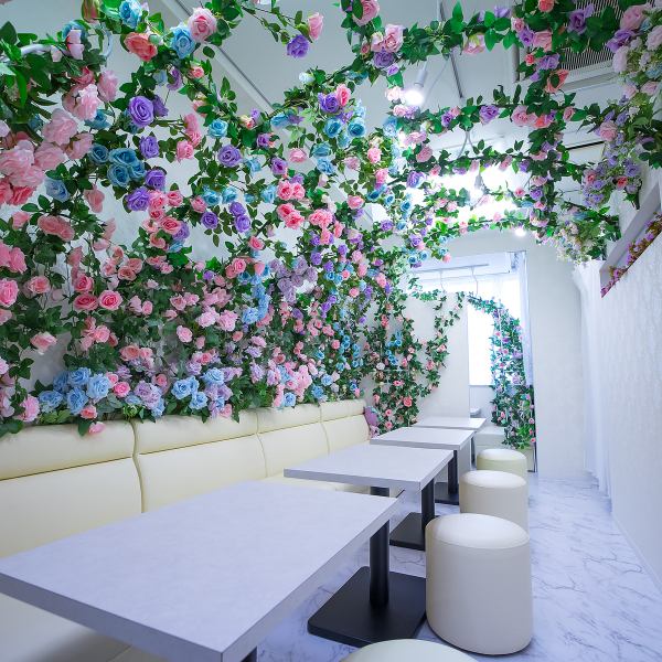 【店内のお花は時期によって変わり、いつ訪れても新鮮な感動をお届けします♪】季節を感じる店内でのお食事で、何度来ても新しい出会いが☆二次会や貸切もご予算に合わせて少人数でもご対応可能です◎ご希望のお客様はお気軽にご相談ください！